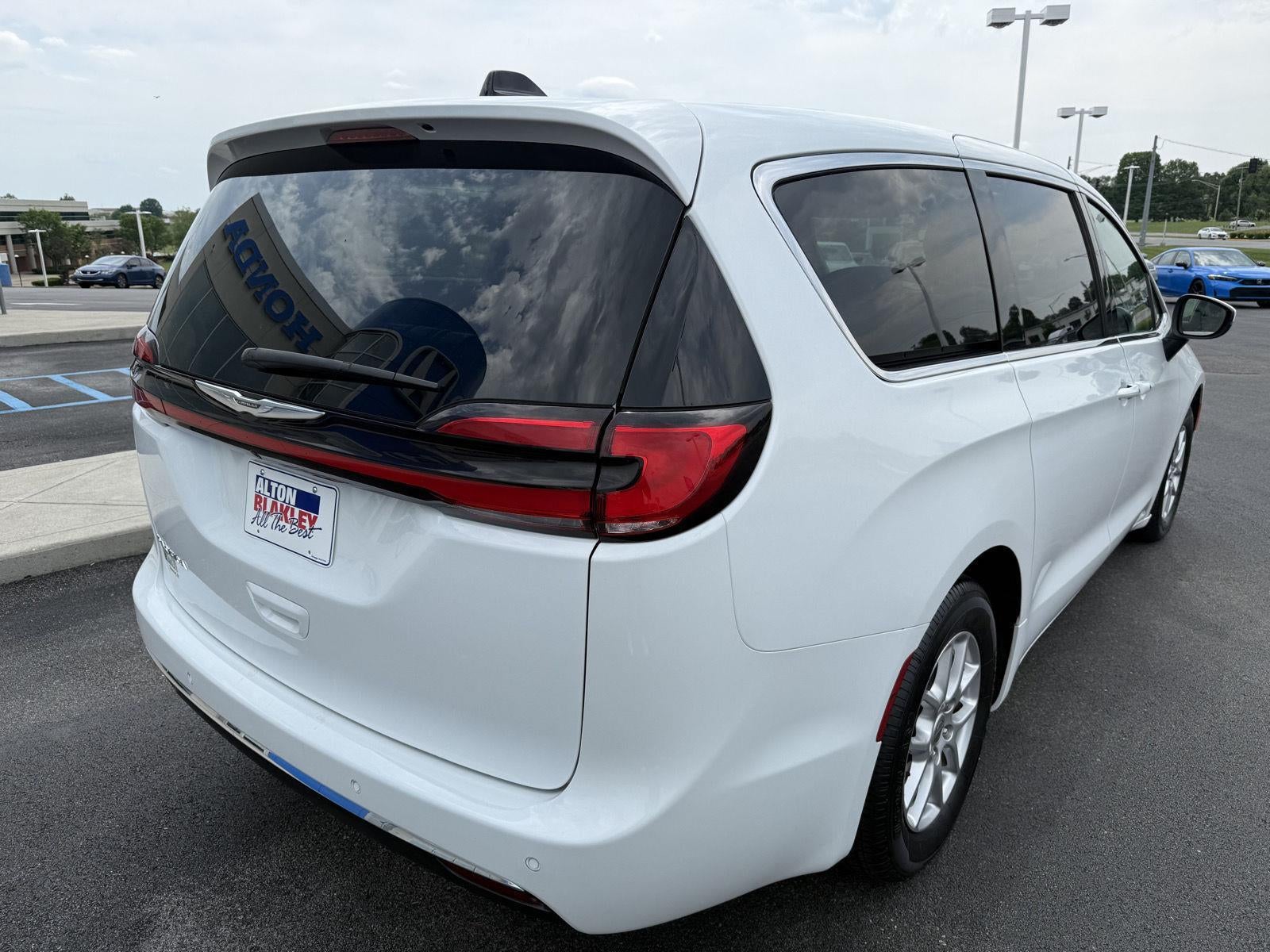 2023 Chrysler PACIFICA TOURING L FWD